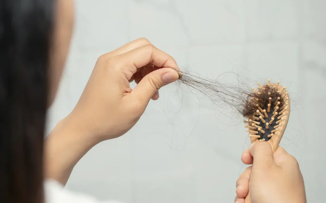 Caída del cabello en otoño: cuándo es normal y cuándo no
