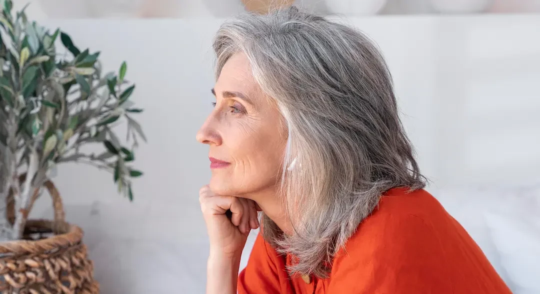 Caída de pelo en la menopausia: causas y soluciones capilares